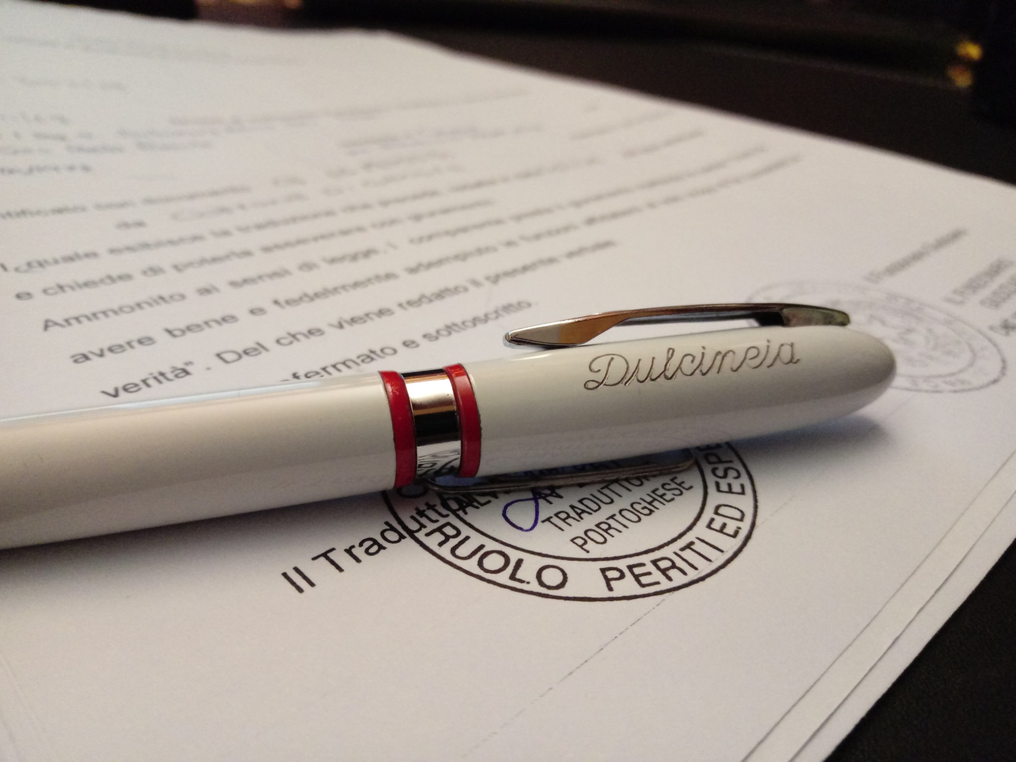 Penna bianca su documento tradotto