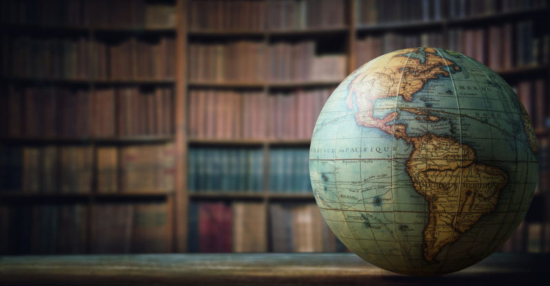 Globe et livres représentant un contexte linguistique international