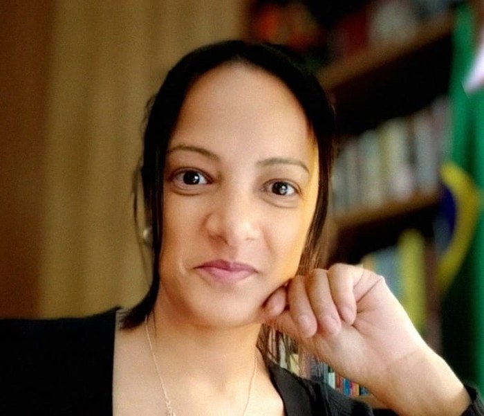 Dulcineia Alves dos Santos, tradutora nativa de português