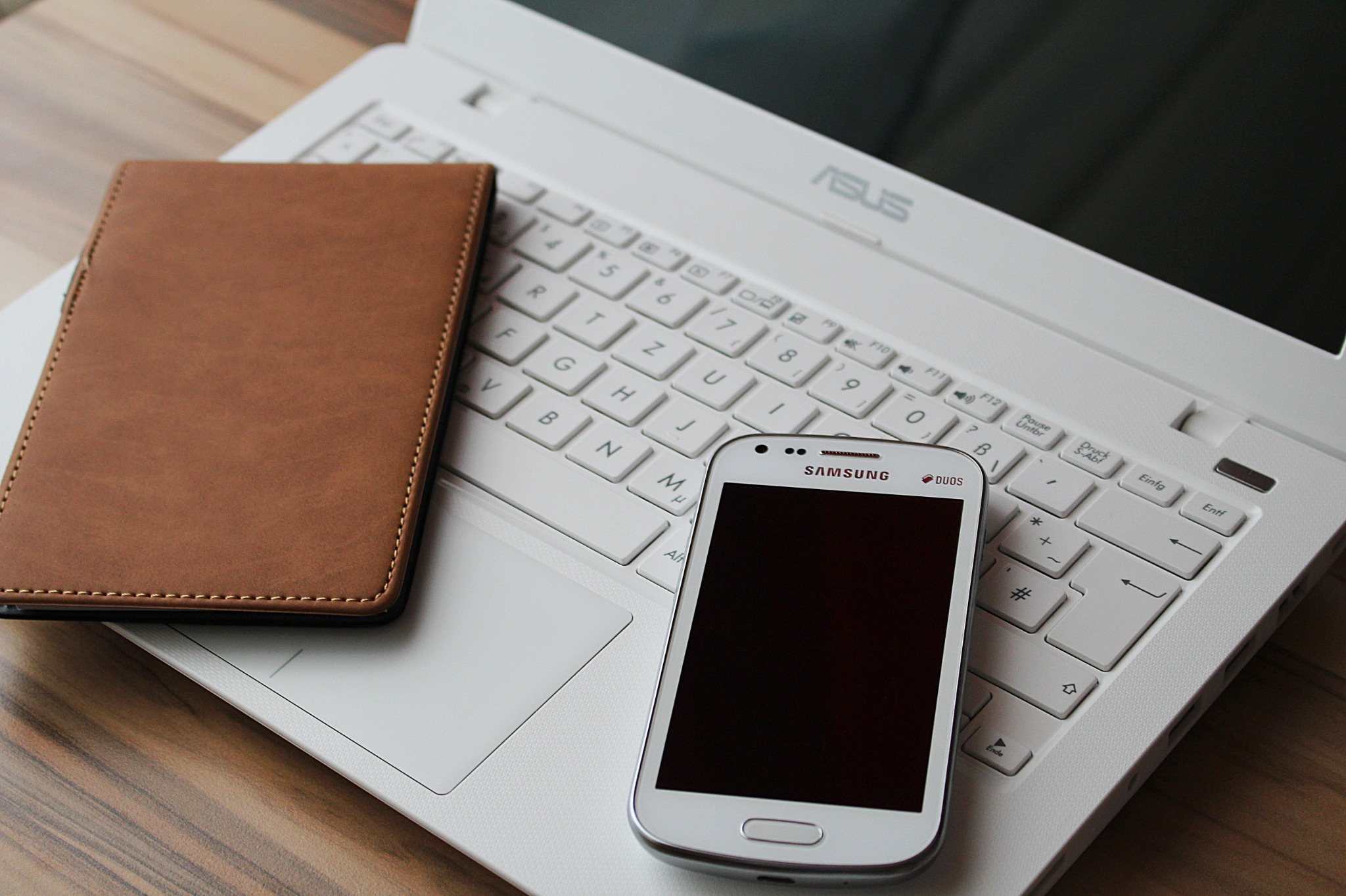 Ordinateur, smartphone et carnet pour les services de traduction professionnelle